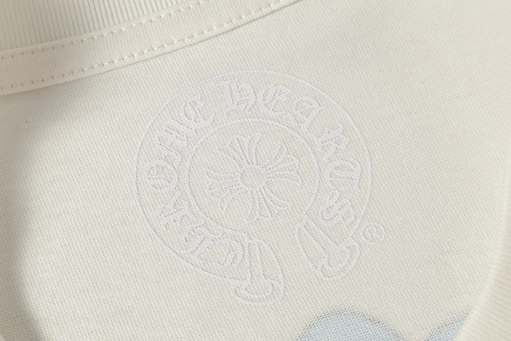 P150 Cross-border running quantity model, please do not place an order if you are pursuing quality - Chrome Hearts/Chrome Heart Cross Sanskrit short-sleeved T-shirt - High weight, high density and high quality. The wool is soft, delicate and skin-friendly. It feels soft and silky. It has excellent warmth and skin-friendly properties. - Customized weaving and dyeing, no color difference. No matter the fabric or workmanship details, it is better than the ordinary version on the market. -Colour: black white -Size: S M L XL